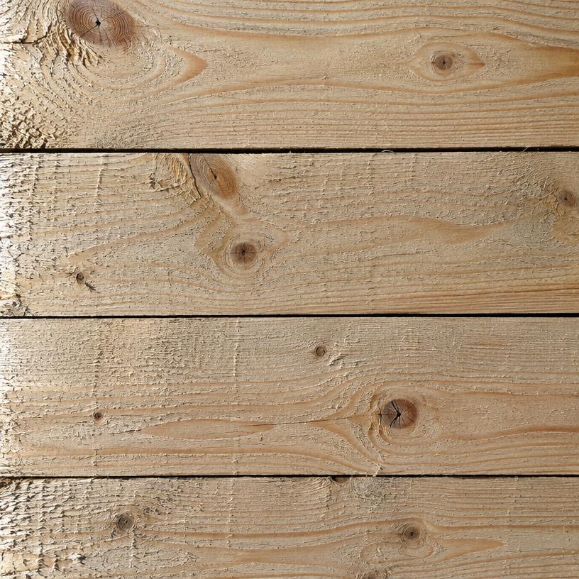 Close-up van ruw gezaagde lichte larikshouten planken met noesten